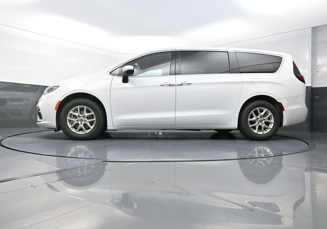 Used 2023 Chrysler Pacifica Touring-L FWD image 24