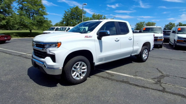 Used 2023 Chevrolet Silverado 1500 LT w/ Z71 Off-Road Package AWD/4WD image 4