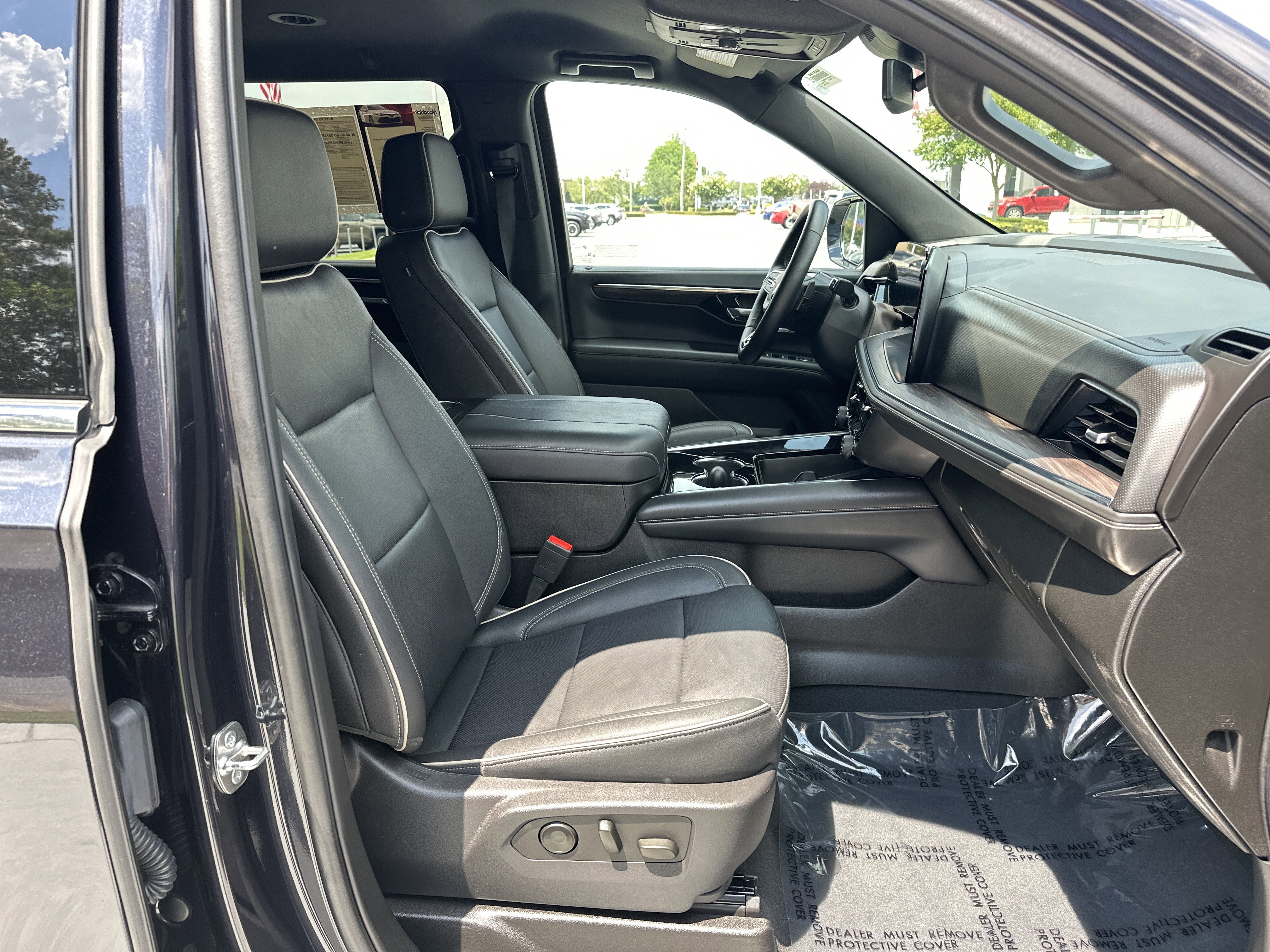 Used 2025 Chevrolet Suburban Premier RWD image 34