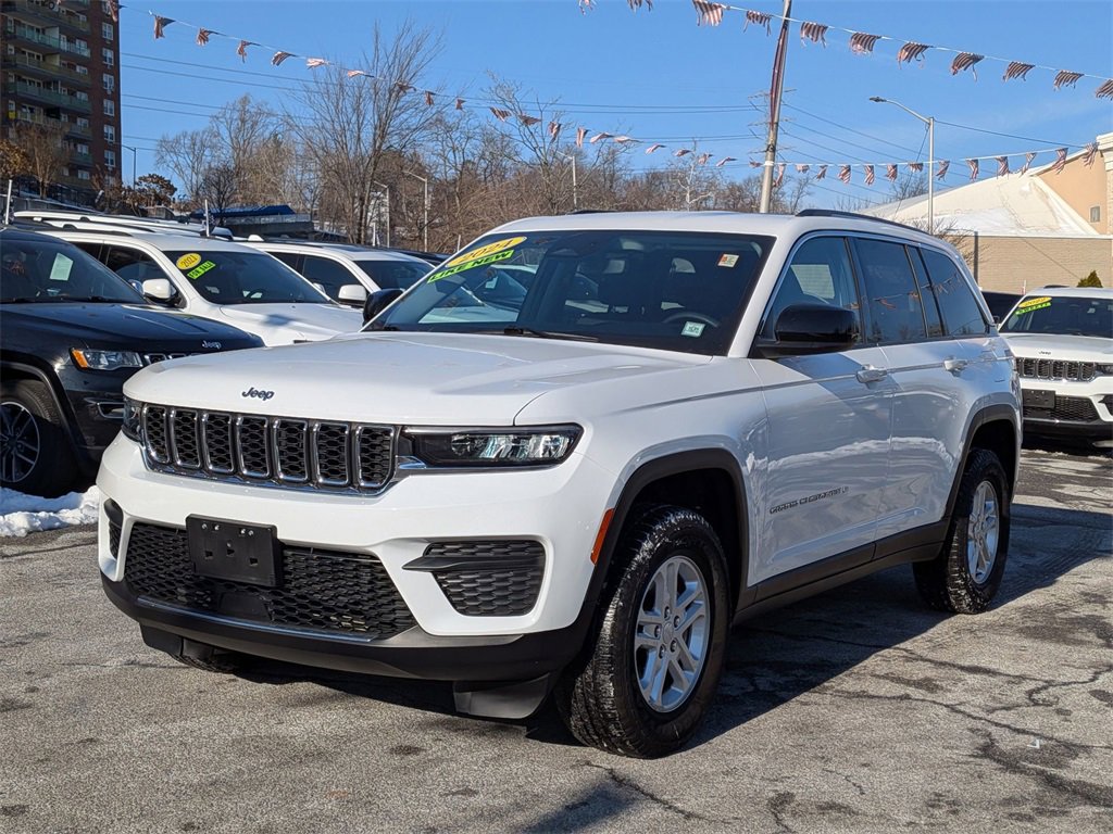 Used 2024 Jeep Grand Cherokee Laredo image 1