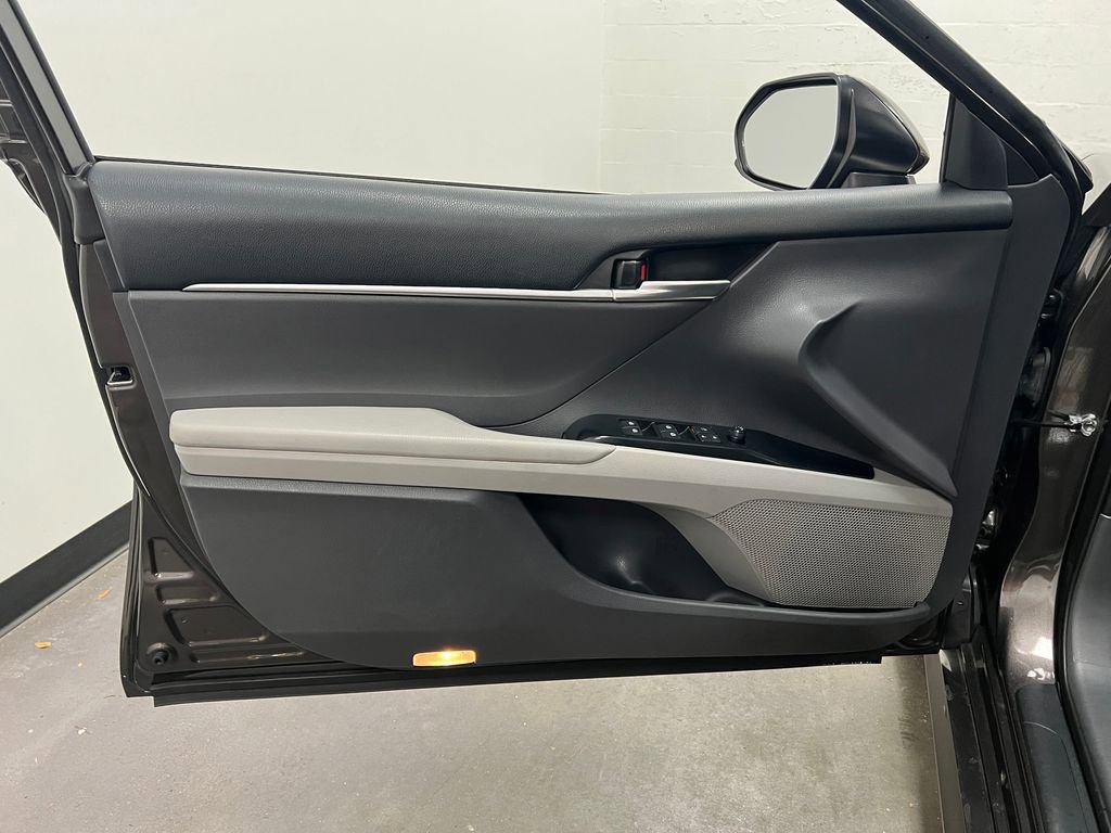 Used 2018 Toyota Camry LE image 12