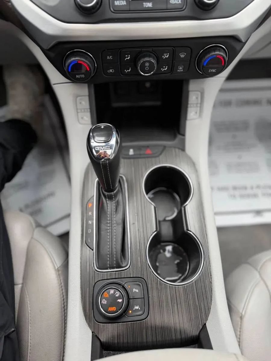 Used 2018 GMC Acadia SLT w/ LPO, Black Accent Package AWD/4WD image 17