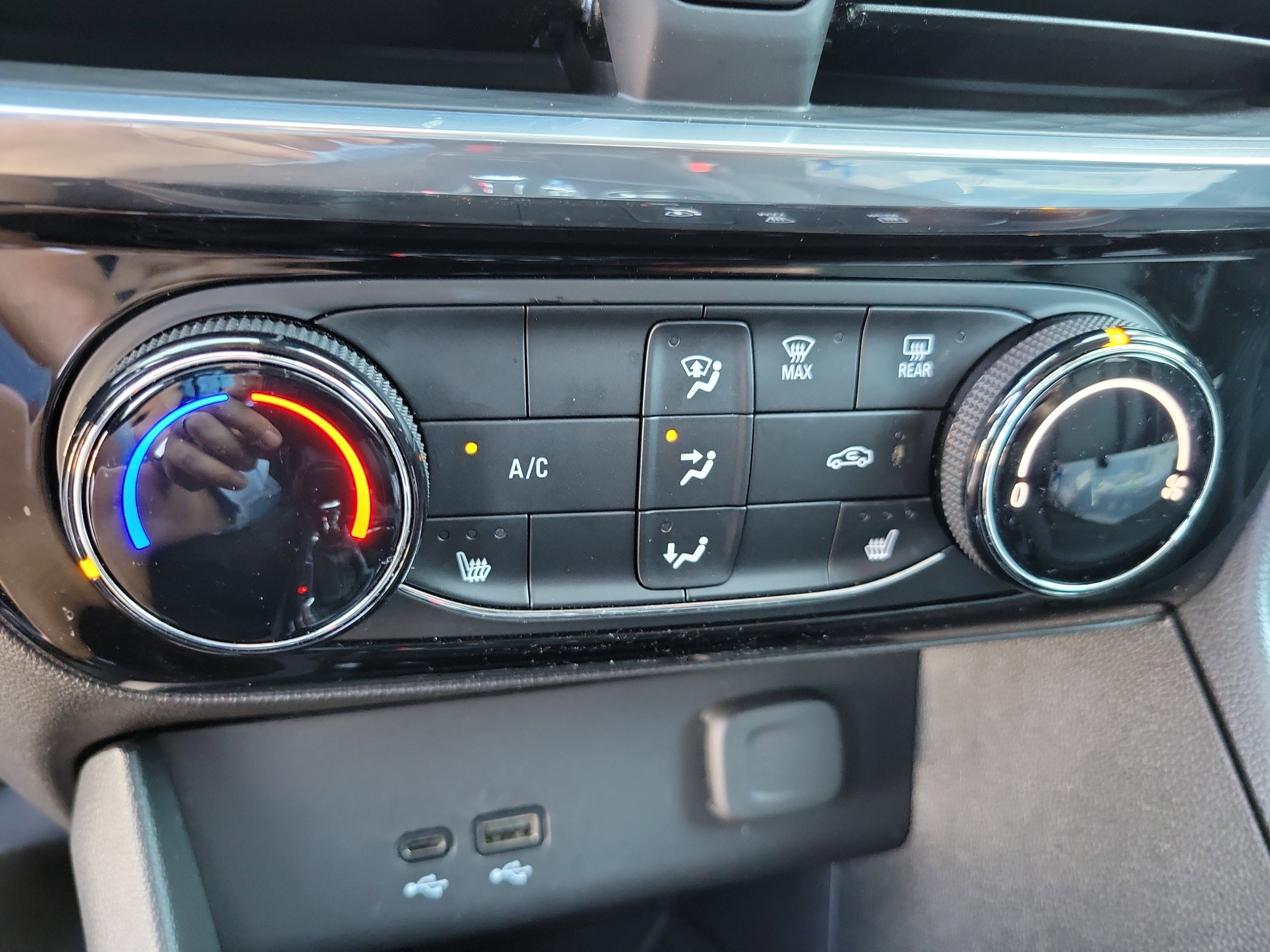 Used 2024 Buick Encore GX Sport Touring w/ Comfort Package FWD image 17