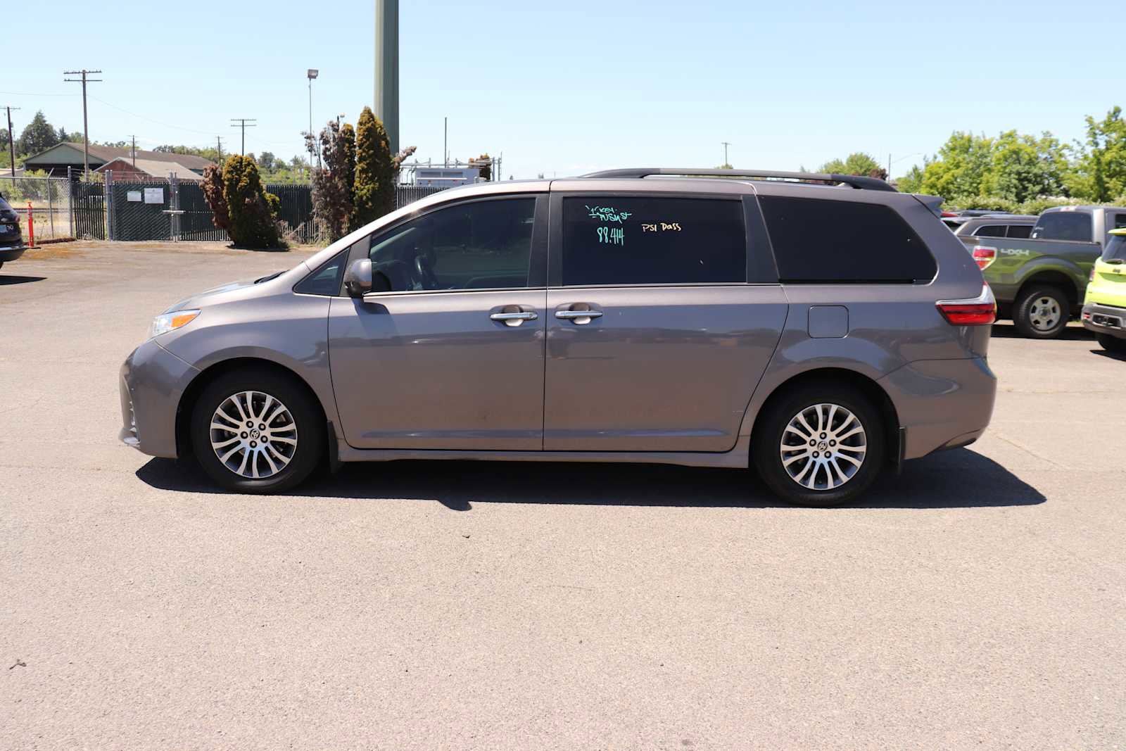 Used 2020 Toyota Sienna XLE Premium w/ Carpet Mat Package FWD image 8