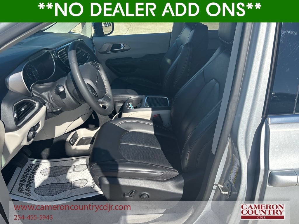 Used 2023 Chrysler Pacifica Touring-L FWD image 9