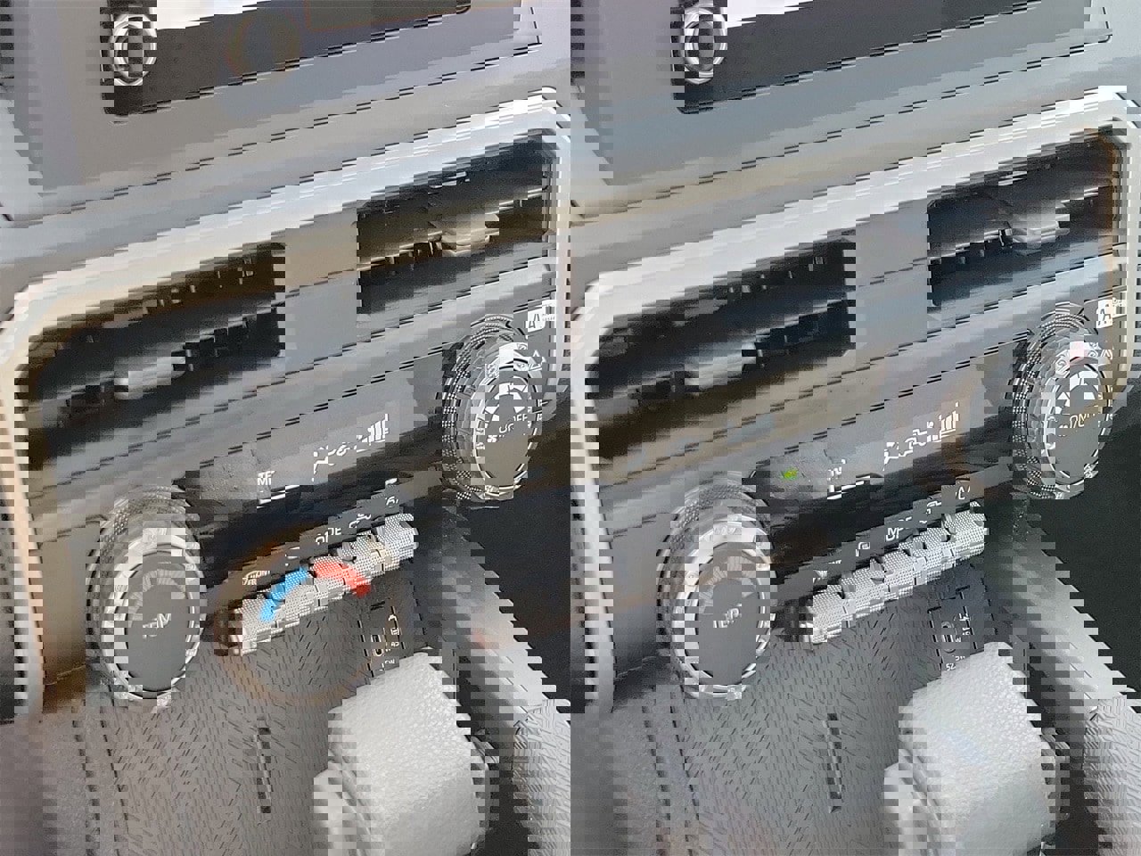 Used 2025 Toyota Tacoma SR image 25