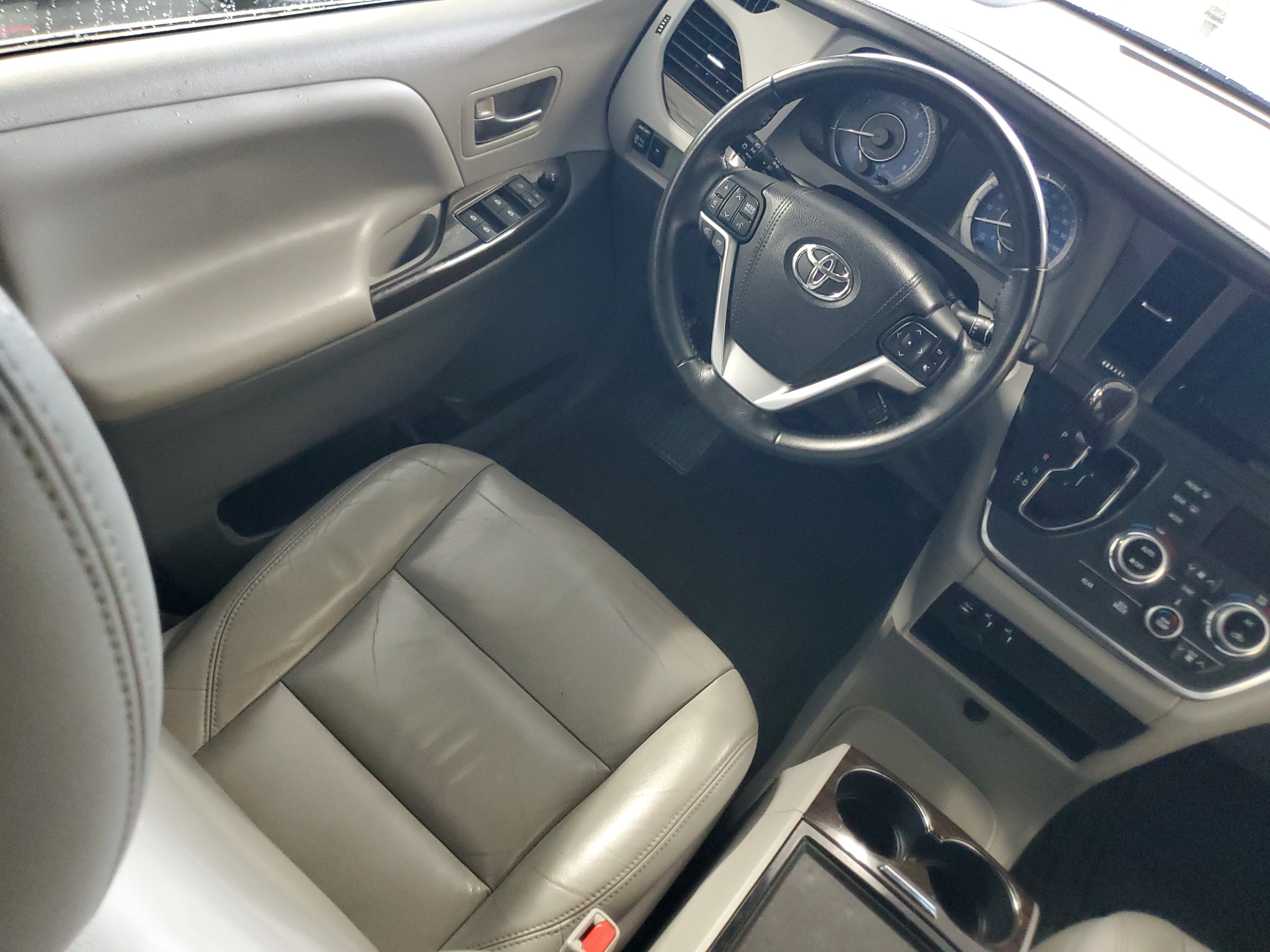 Used 2015 Toyota Sienna XLE FWD image 17
