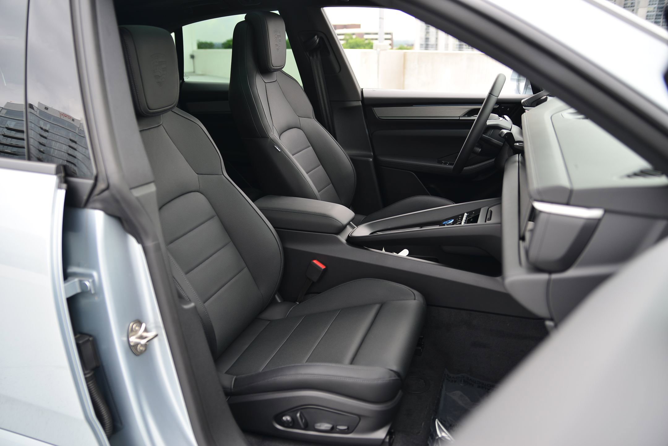 Certified 2025 Porsche Macan 4 Electric image 22