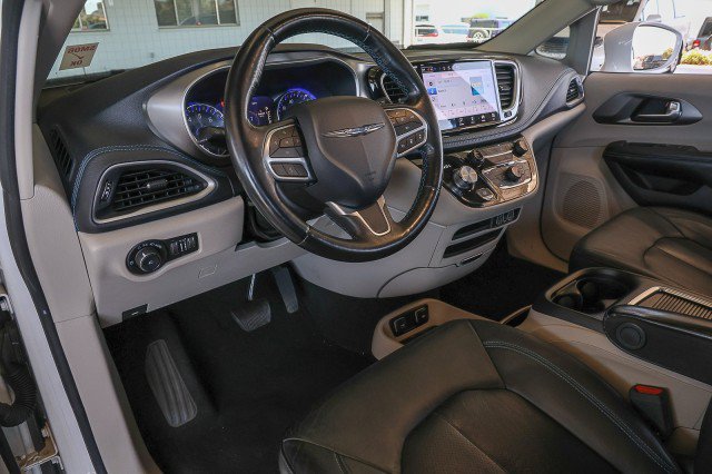 Used 2021 Chrysler Pacifica Touring-L FWD image 11