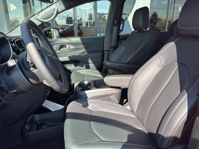 New 2025 Chrysler Pacifica Select w/ Uconnect Theater Family Group image 3