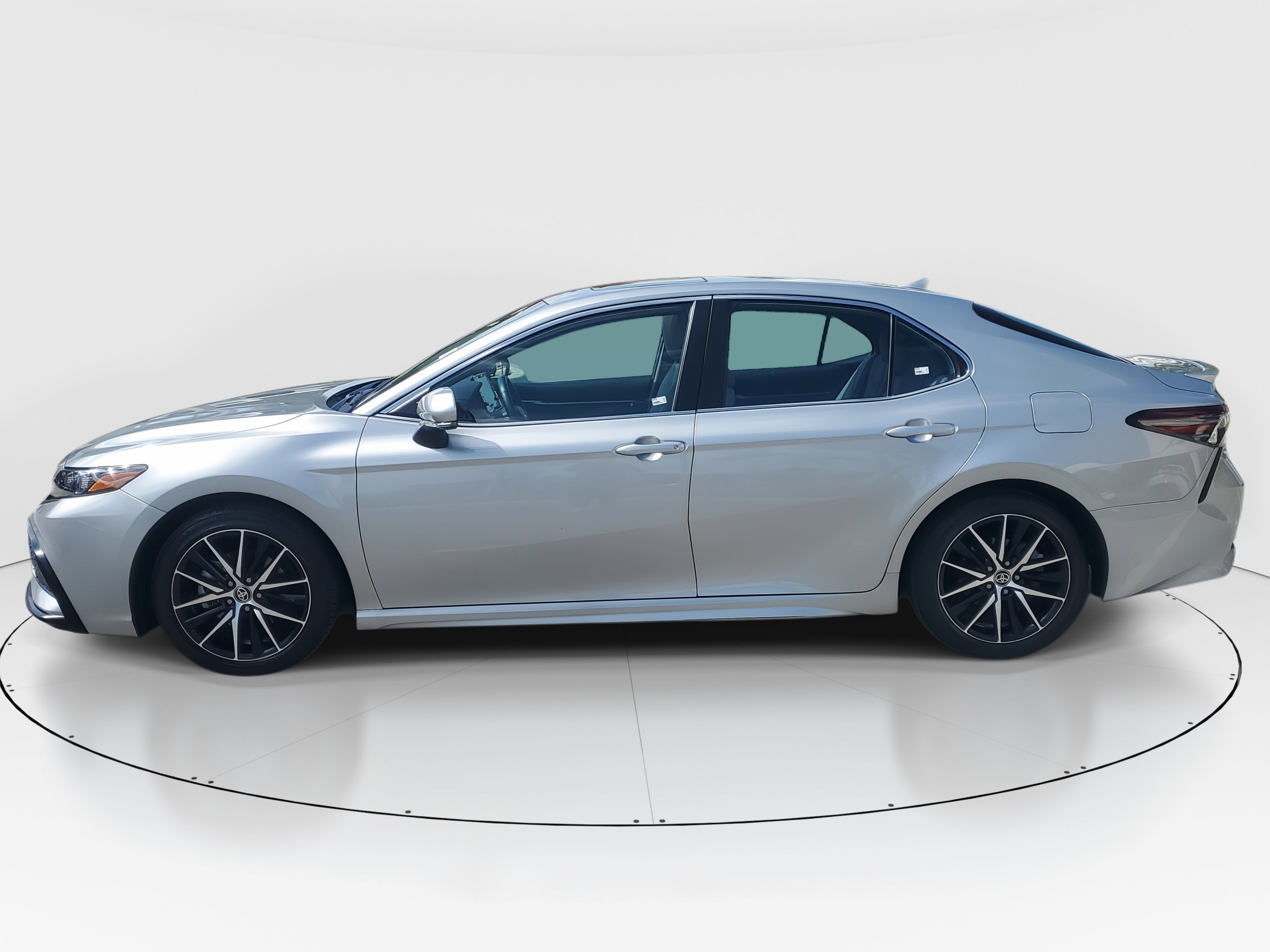 Used 2023 Toyota Camry SE w/ Cold Weather Package image 6