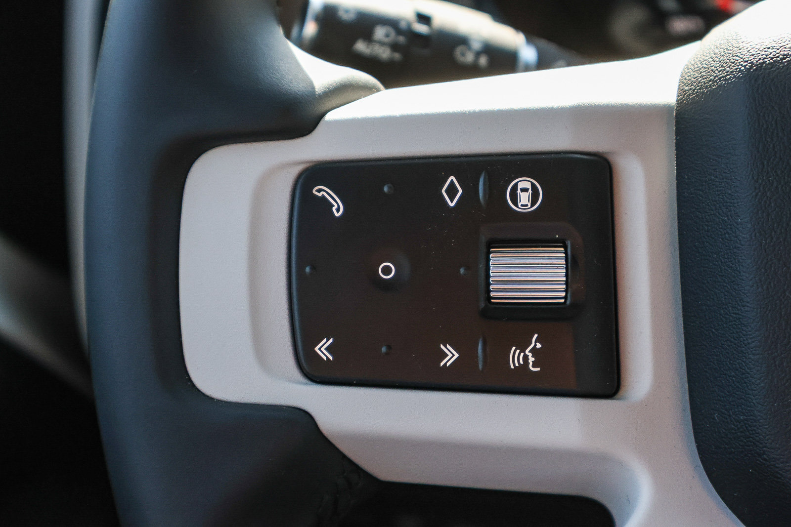 New 2026 Land Rover Defender 110 X-Dynamic SE AWD/4WD image 32