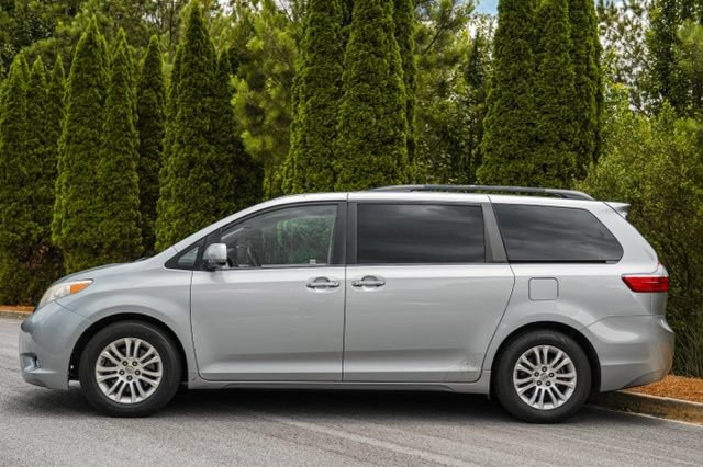 Used 2015 Toyota Sienna XLE w/ XLE Navigation Package FWD image 9