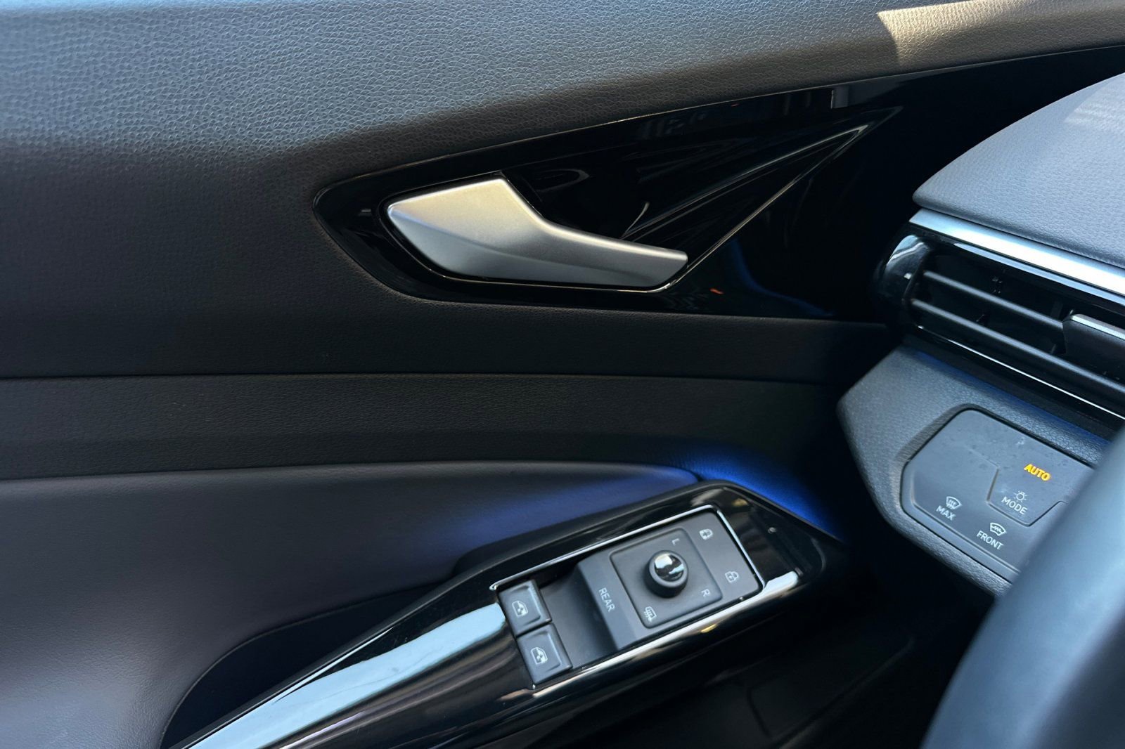 Used 2022 Volkswagen ID.4 Pro AWD/4WD image 11