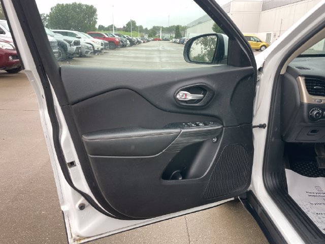 Used 2016 Jeep Cherokee Latitude w/ Cold Weather Group AWD/4WD image 22