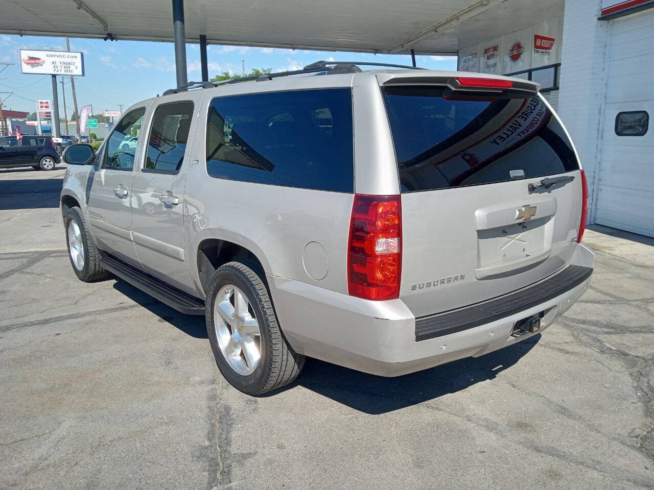 Used 2007 Chevrolet Suburban LTZ w/ LTZ Preferred Equipment Group AWD/4WD image 3