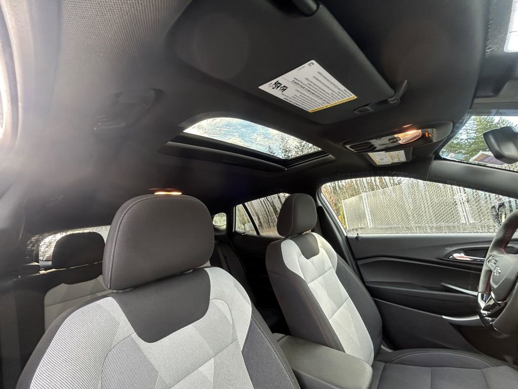 Used 2025 Chevrolet Trax RS w/ Sunroof Package FWD image 27