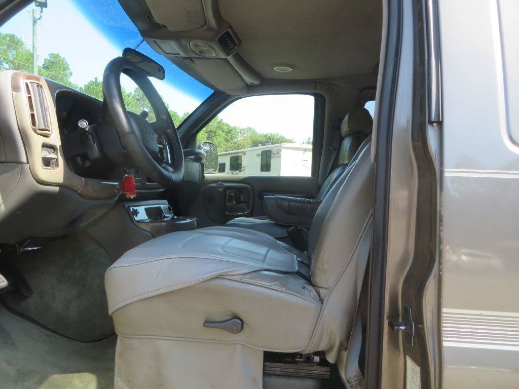 Used 2002 GMC Savana 1500 w/ SLE Marketing Option Pkg 3 RWD image 10