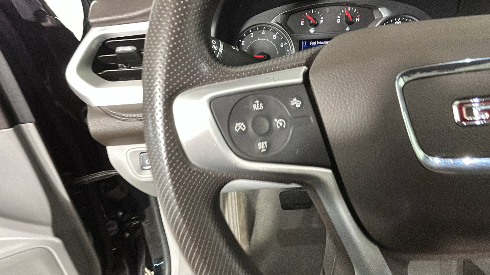 Used 2022 GMC Acadia SLE w/ LPO, Cargo Package AWD/4WD image 19