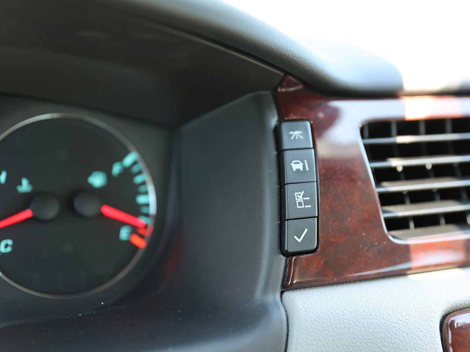 Used 2010 Chevrolet Impala LT w/ Luxury Edition Package FWD image 33