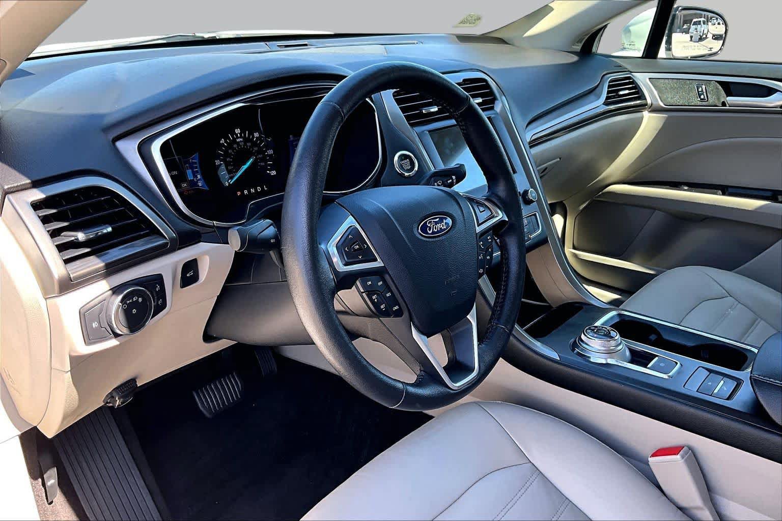 Used 2017 Ford Fusion Energi SE FWD image 16