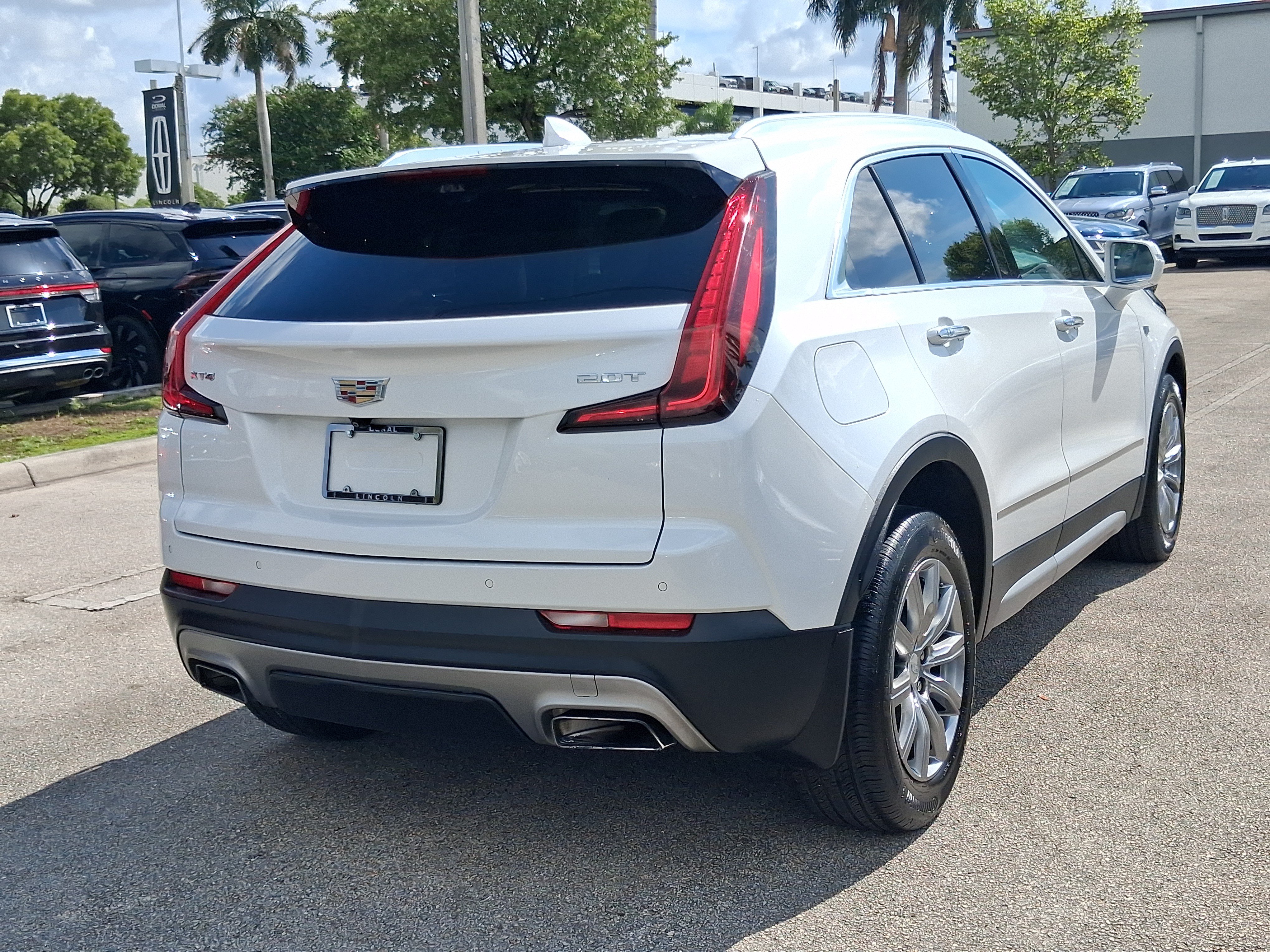 Used 2019 Cadillac XT4 Premium Luxury w/ Enhanced Visibility Package FWD image 4