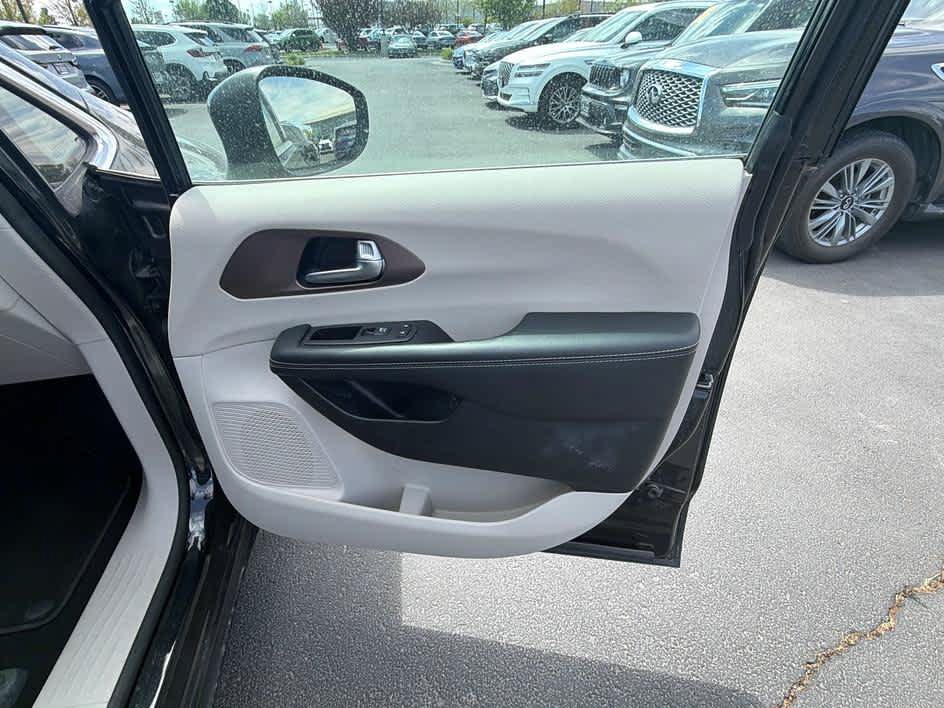 Used 2023 Chrysler Voyager LX FWD image 21