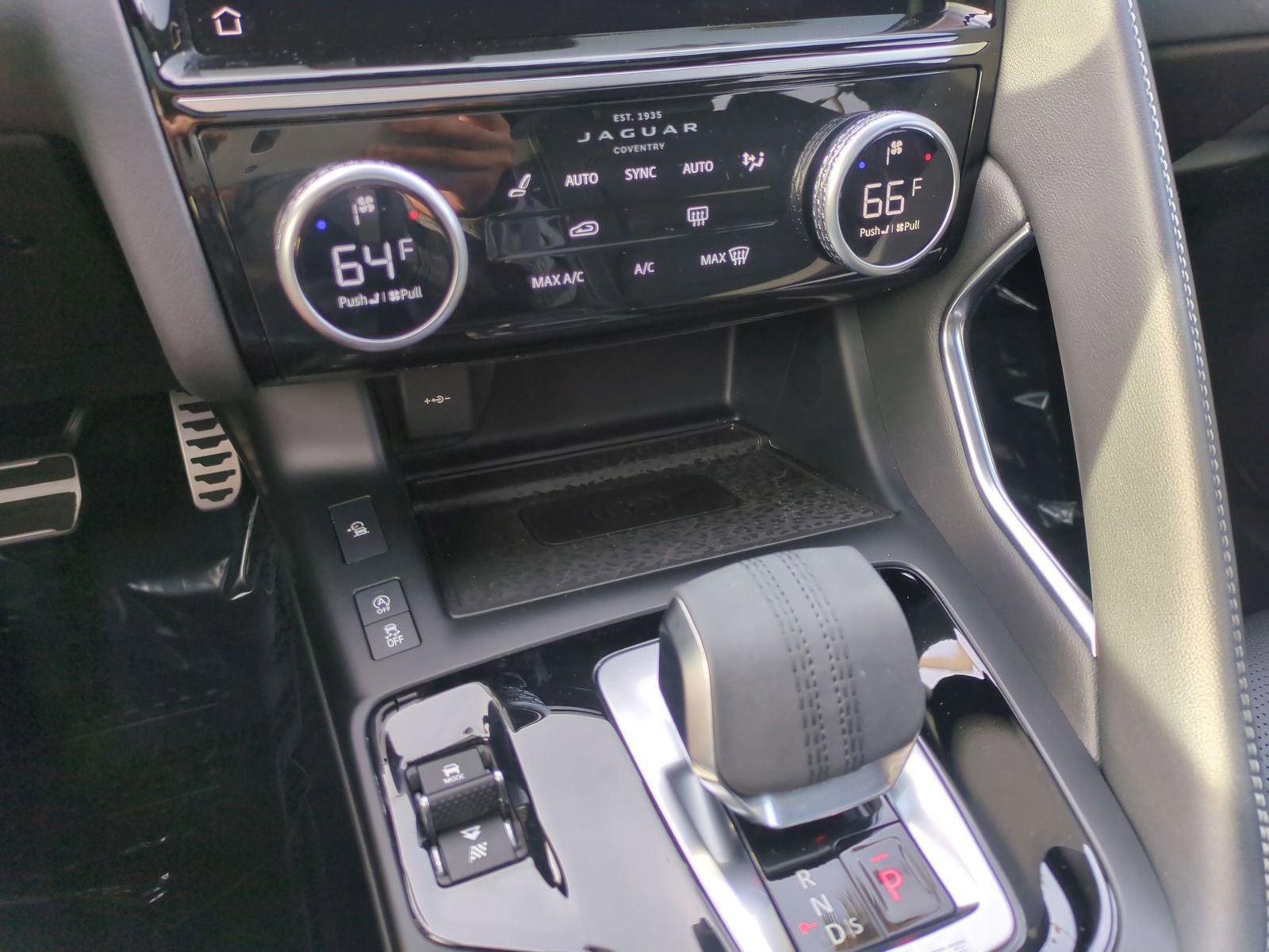 Used 2024 Jaguar E-PACE R-Dynamic SE image 22