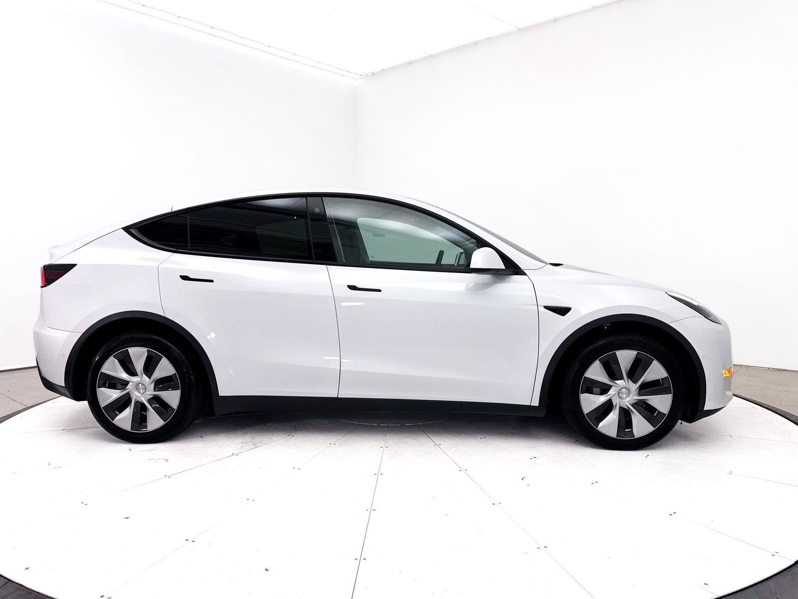Used 2022 Tesla Model Y Long Range AWD/4WD image 39