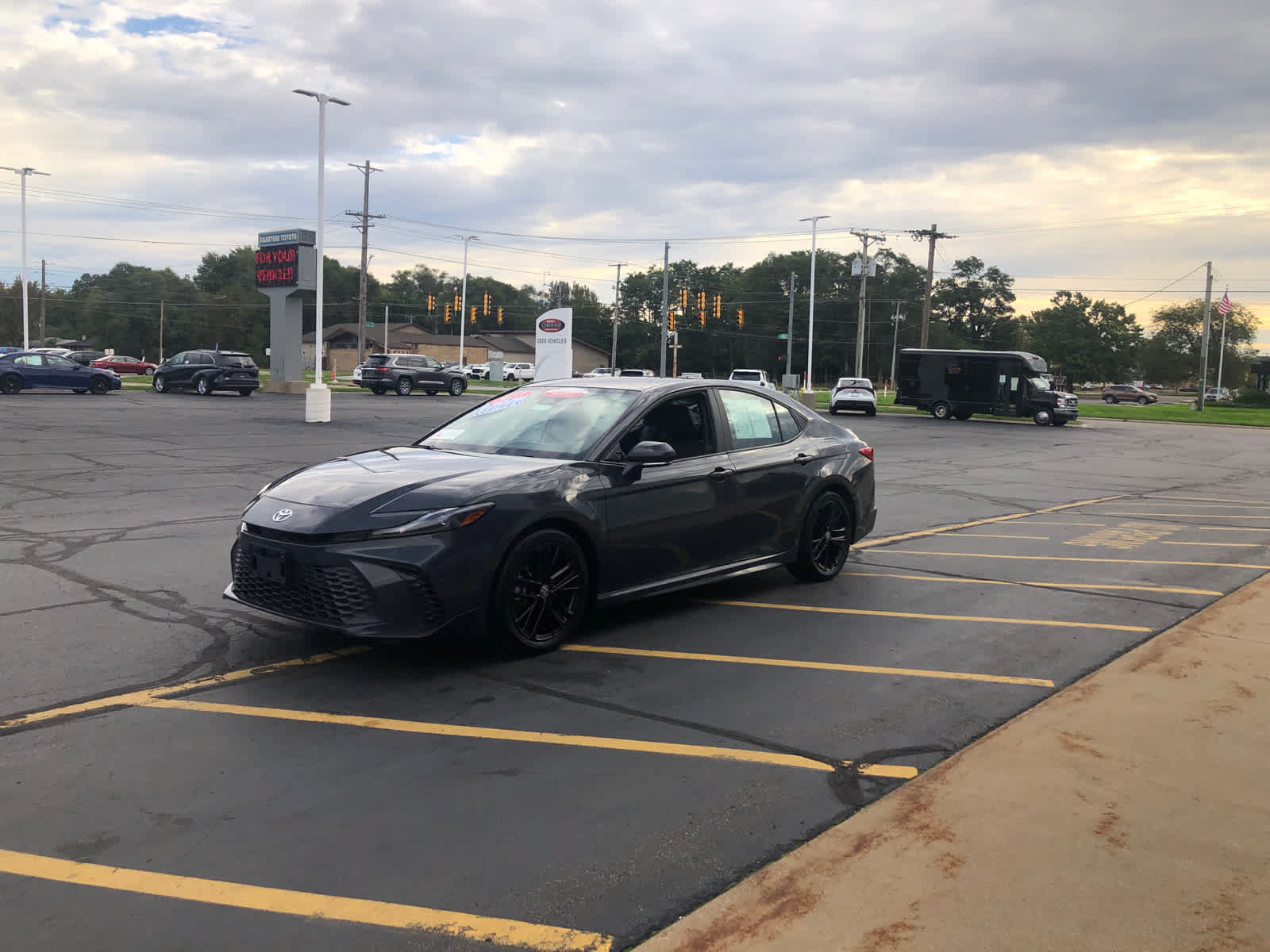 Certified 2025 Toyota Camry SE FWD image 4