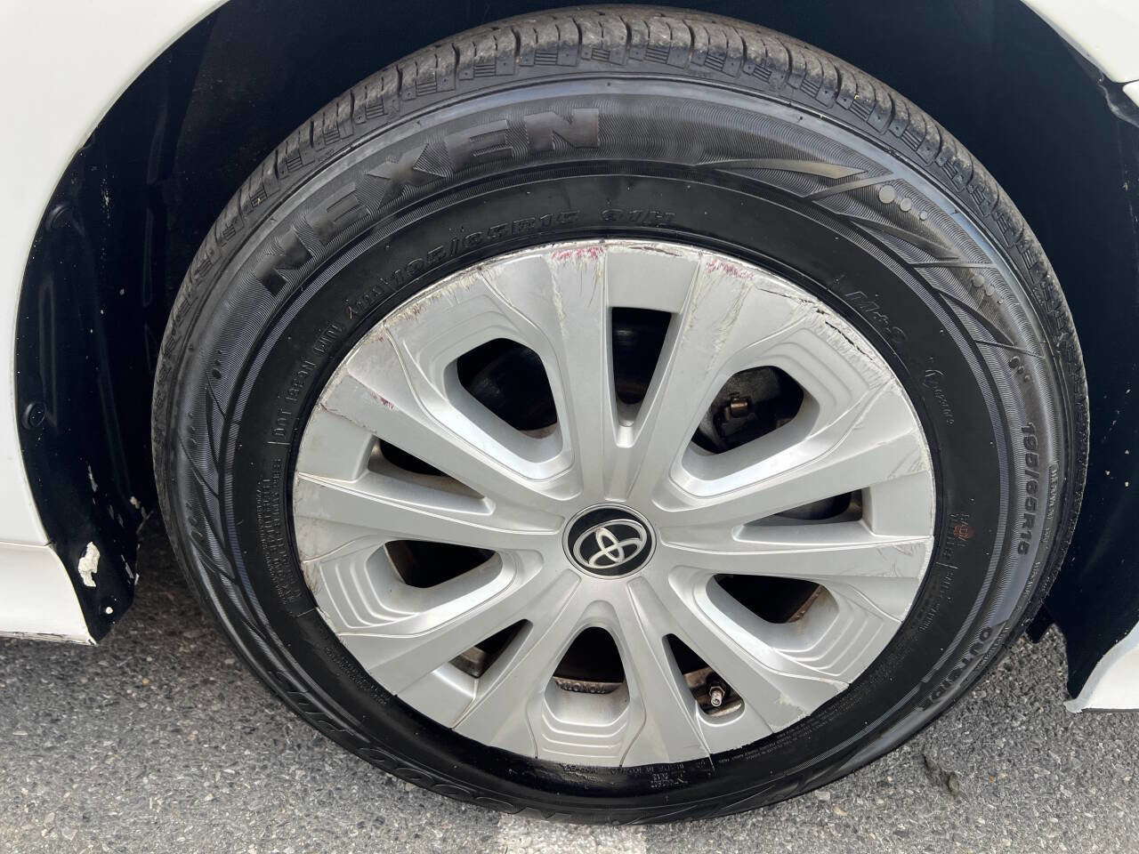 Used 2021 Toyota Prius LE image 16