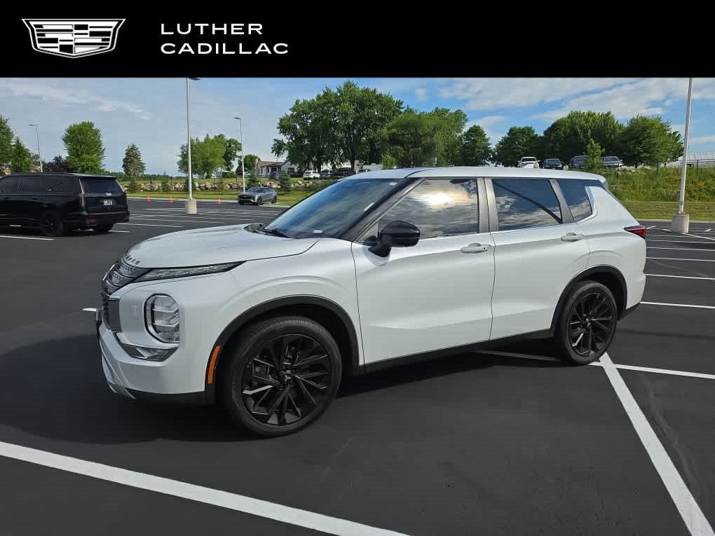 Used 2023 Mitsubishi Outlander SE AWD/4WD image 1