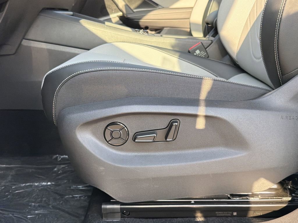 New 2026 Volkswagen Tiguan SE R-Line FWD image 23