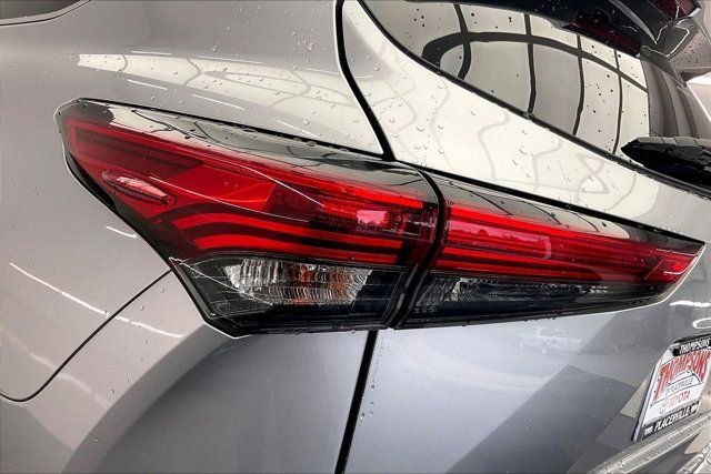 Used 2023 Toyota Highlander LE AWD/4WD image 30