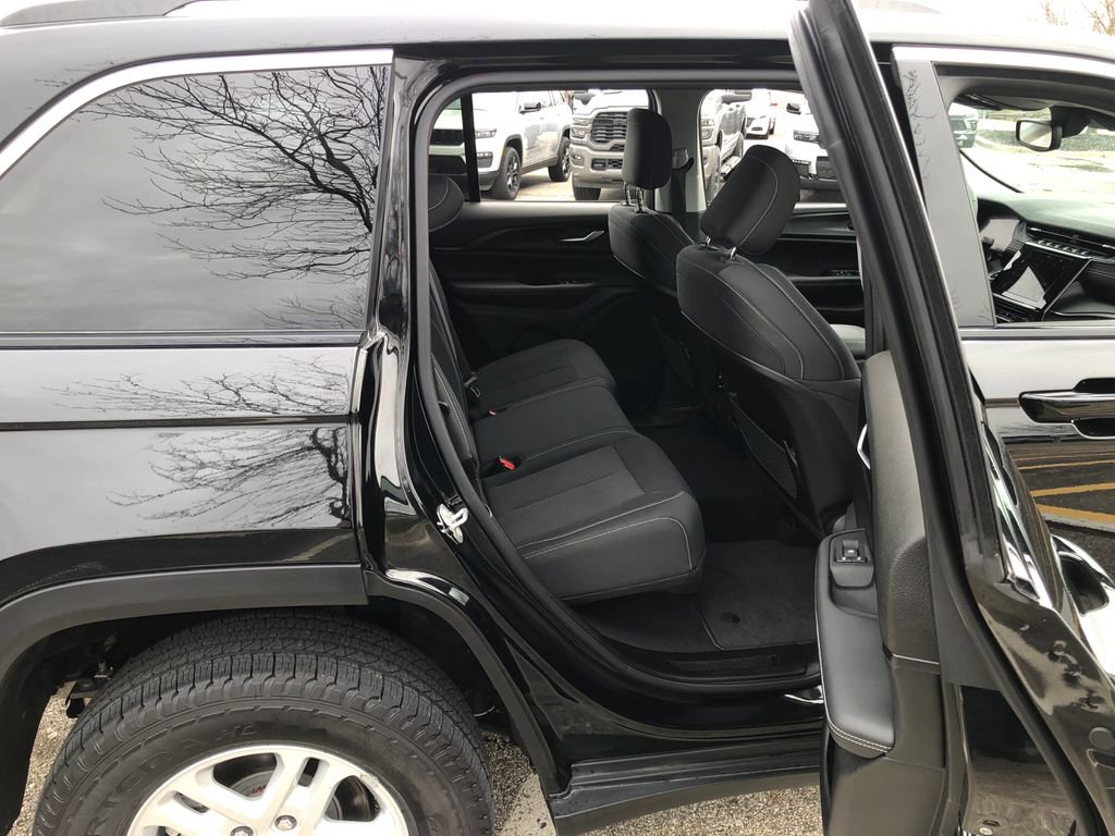 Used 2023 Jeep Grand Cherokee Laredo image 24