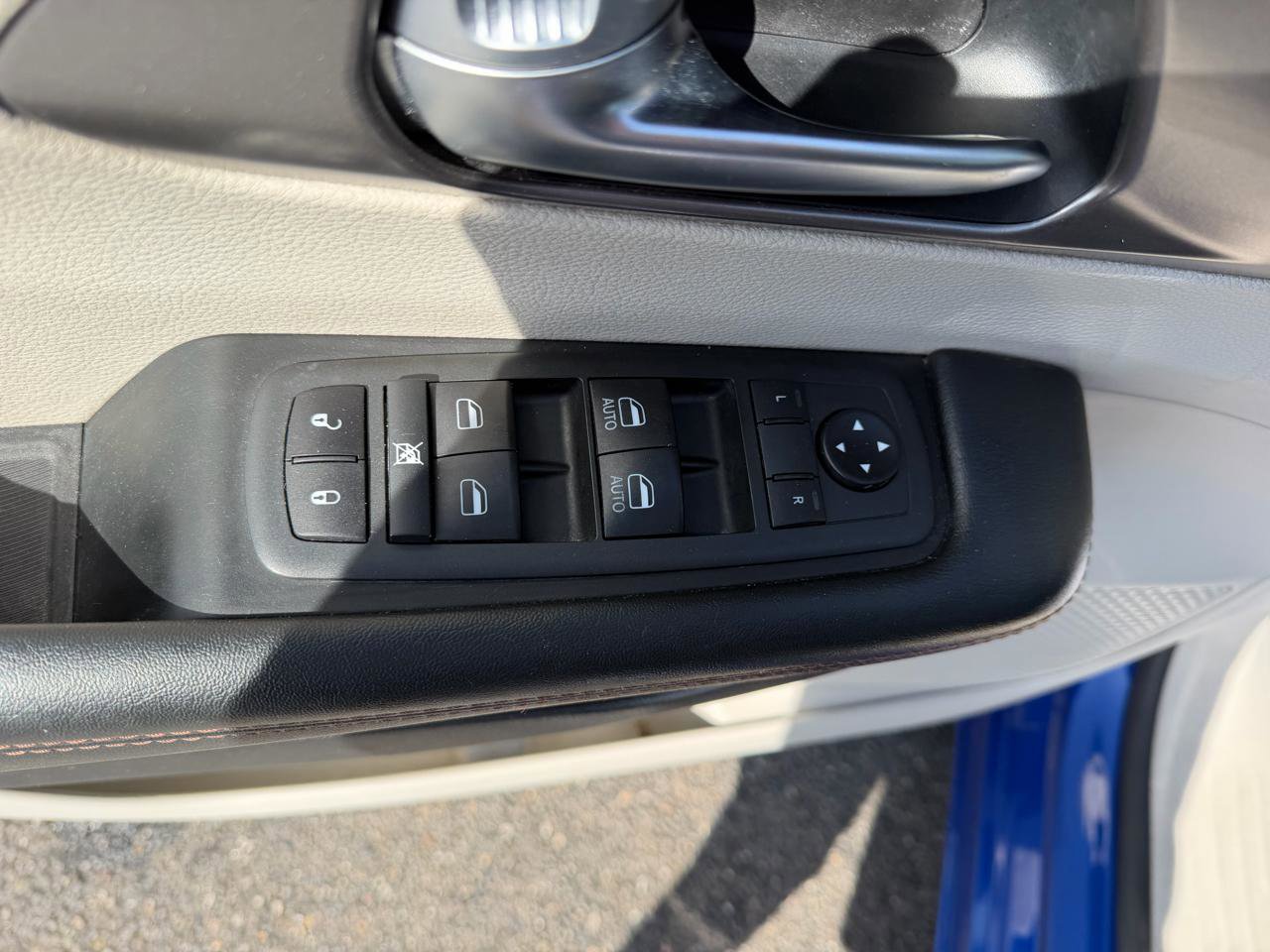 Used 2020 Chrysler Pacifica Touring-L image 12