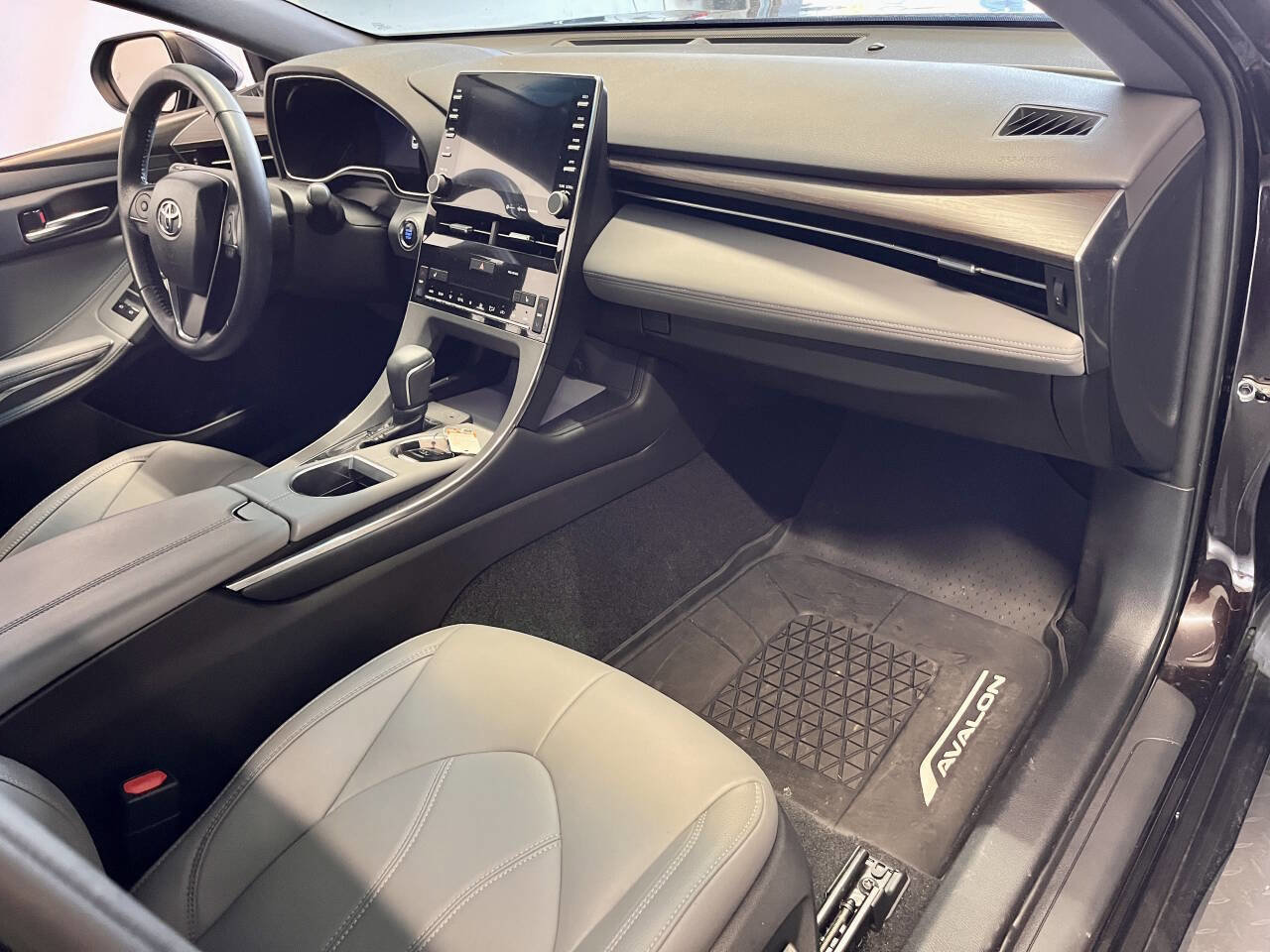Used 2019 Toyota Avalon XLE w/ Moonroof Package image 18
