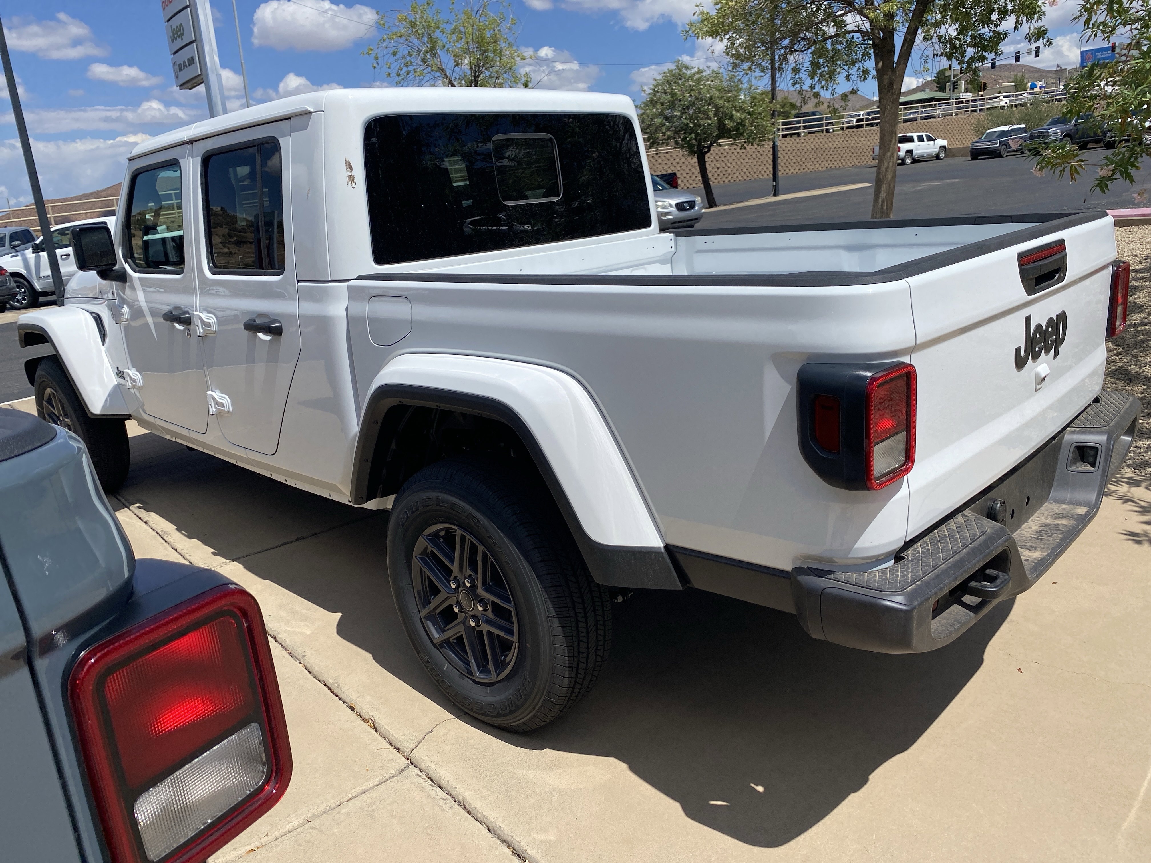New 2025 Jeep Gladiator Sport image 2