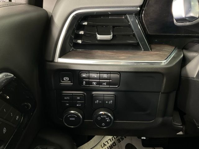 Used 2025 Chevrolet Suburban LT image 27