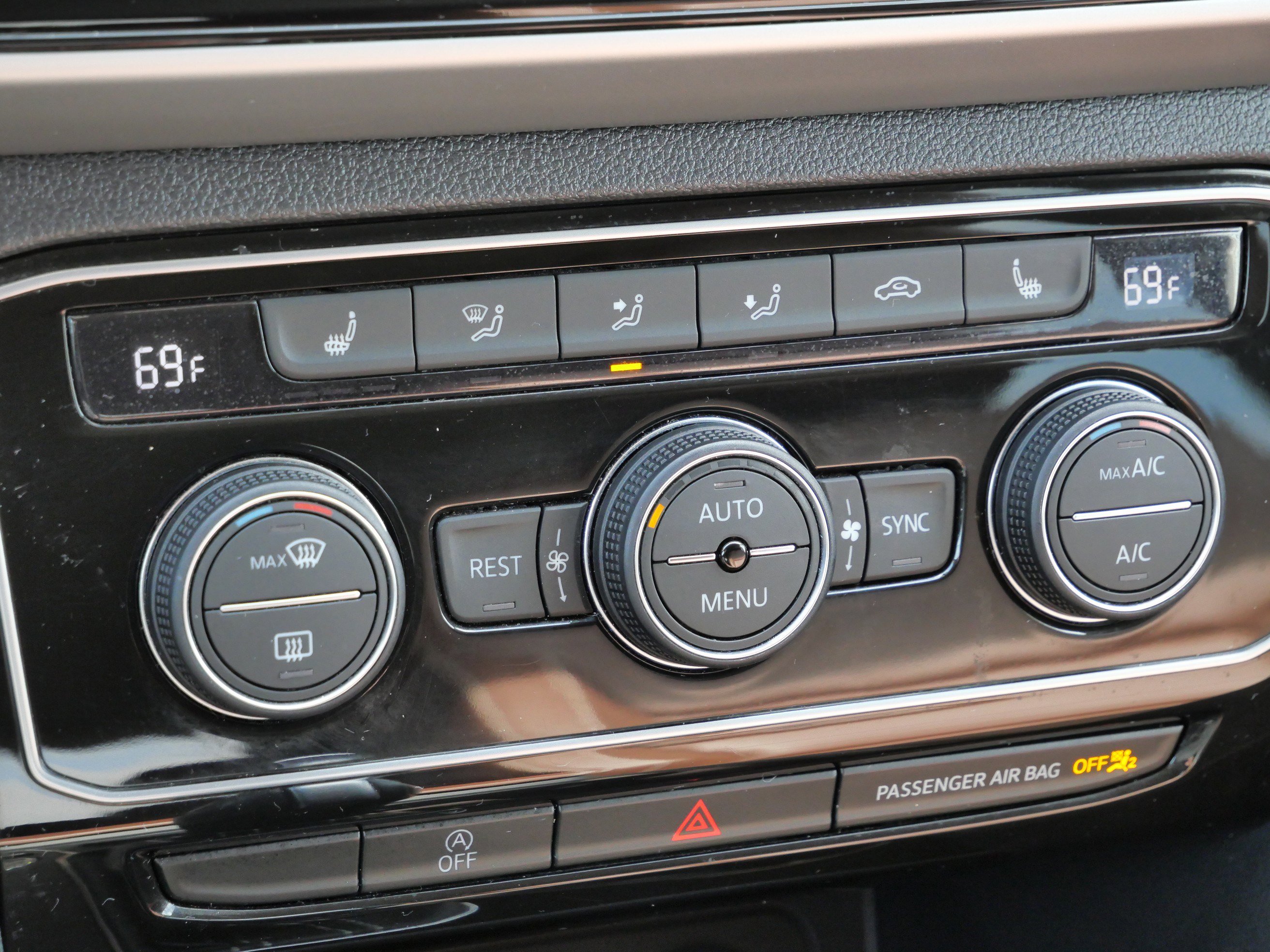 Certified 2023 Volkswagen Atlas SE w/ Black Wheel Package image 25