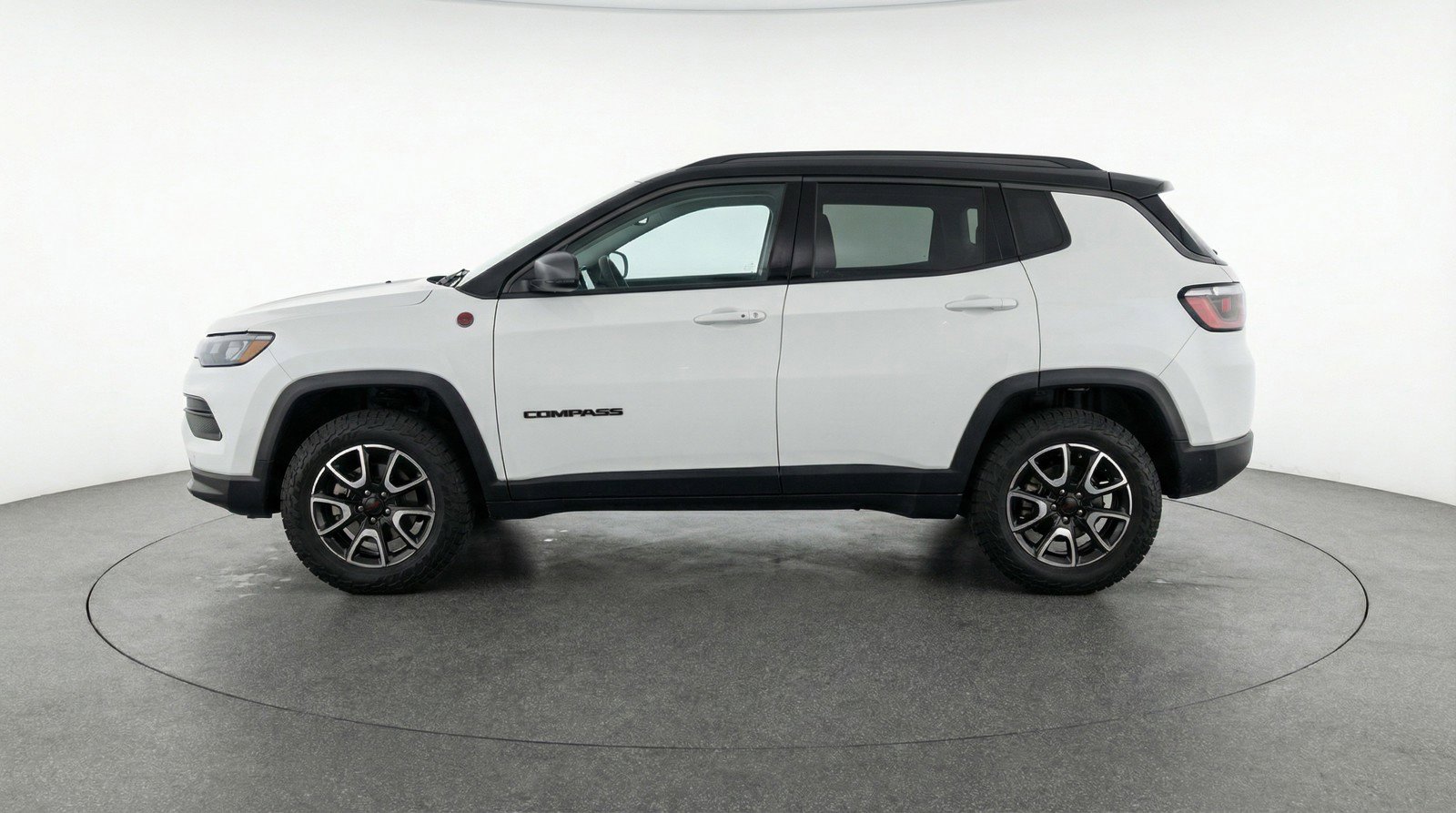 Used 2025 Jeep Compass Trailhawk image 5