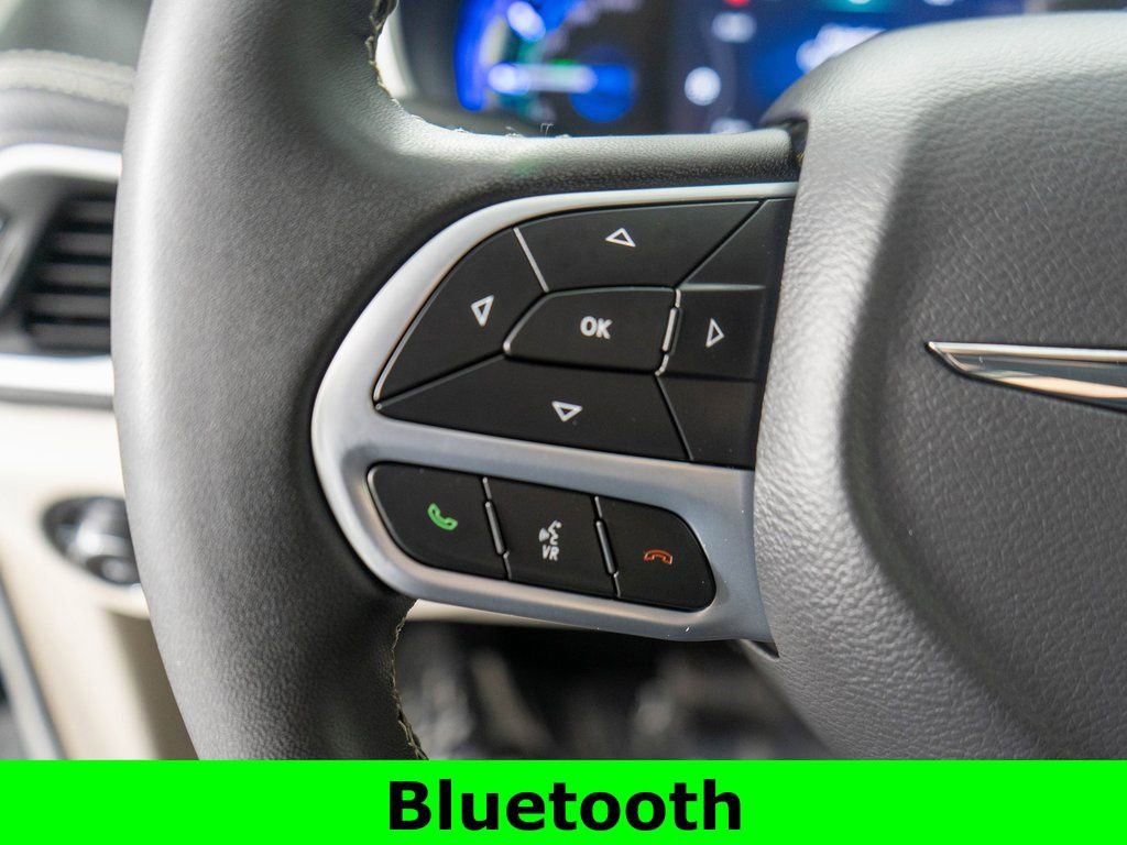 Used 2024 Chrysler Pacifica Select image 15