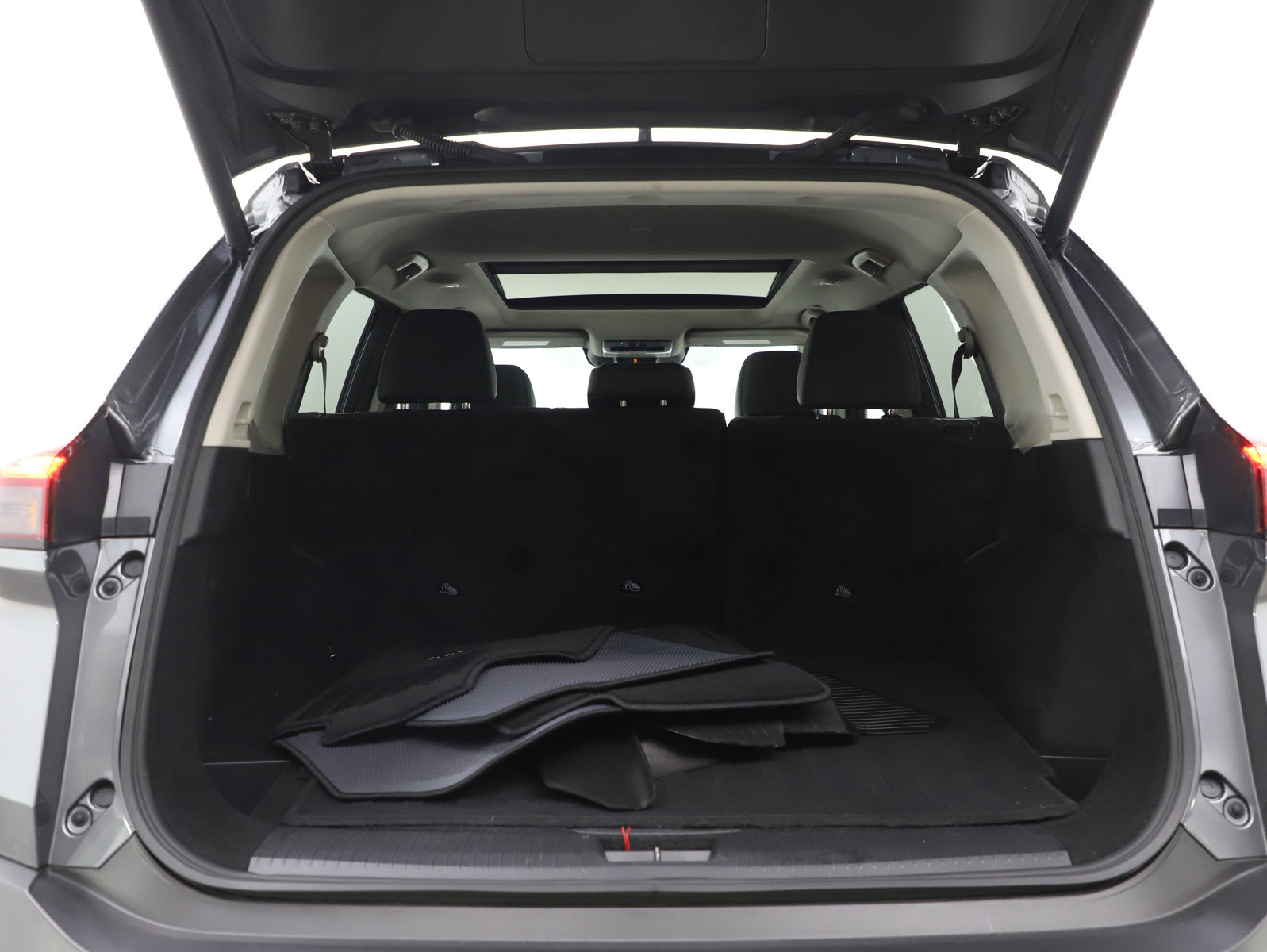 Used 2023 Nissan Rogue SV w/ SV Premium B Package image 16