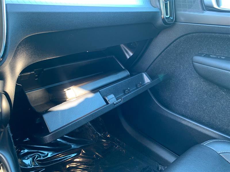 Used 2019 Volvo XC40 T5 Momentum image 27