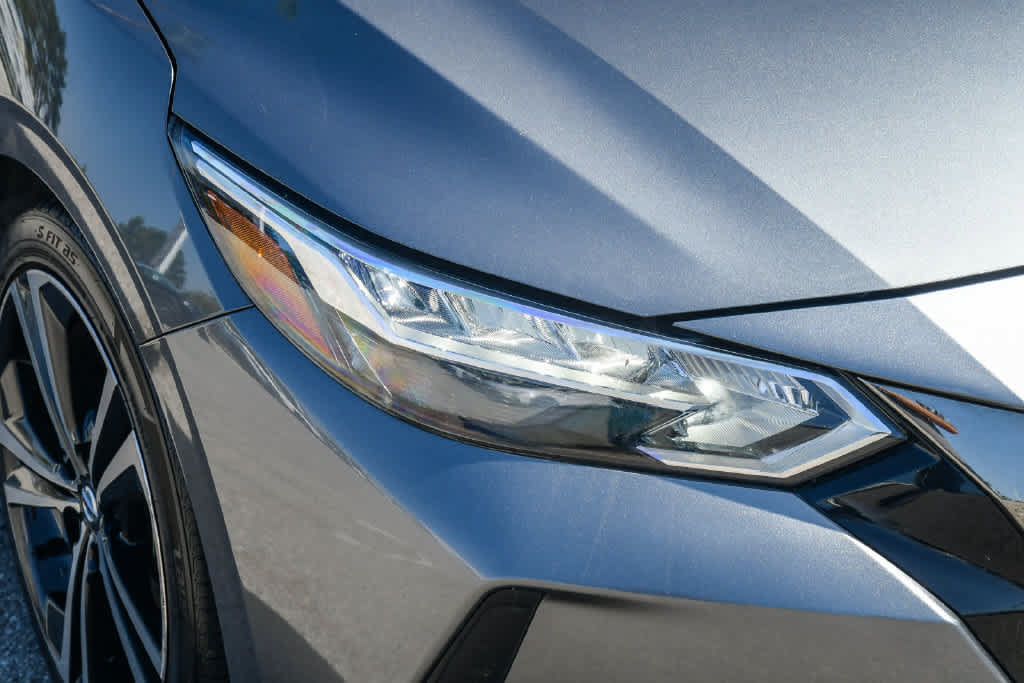 Used 2022 Nissan Sentra SR w/ Lighting Package FWD image 4