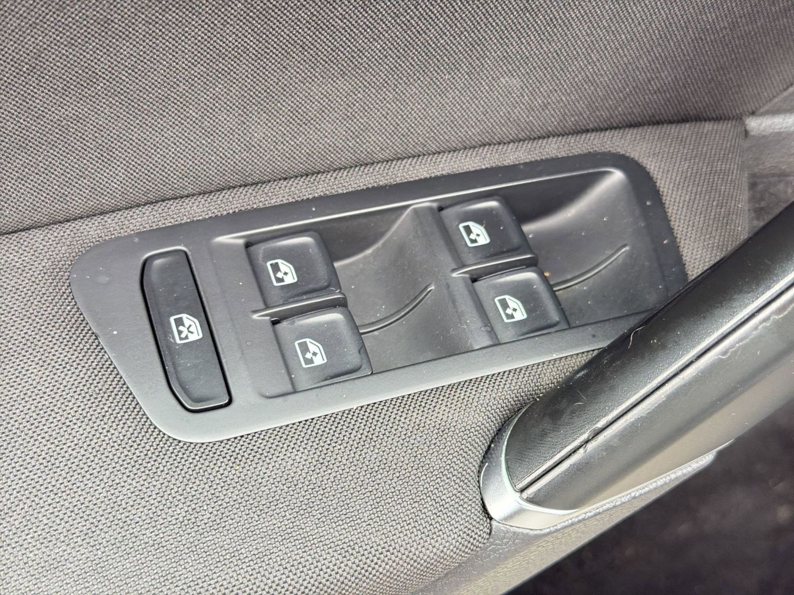 Used 2019 Volkswagen Golf S AWD/4WD image 12
