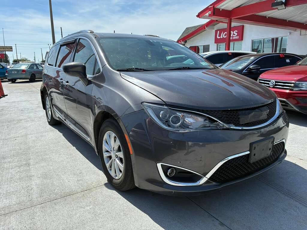 Used 2018 Chrysler Pacifica Touring-L FWD image 3