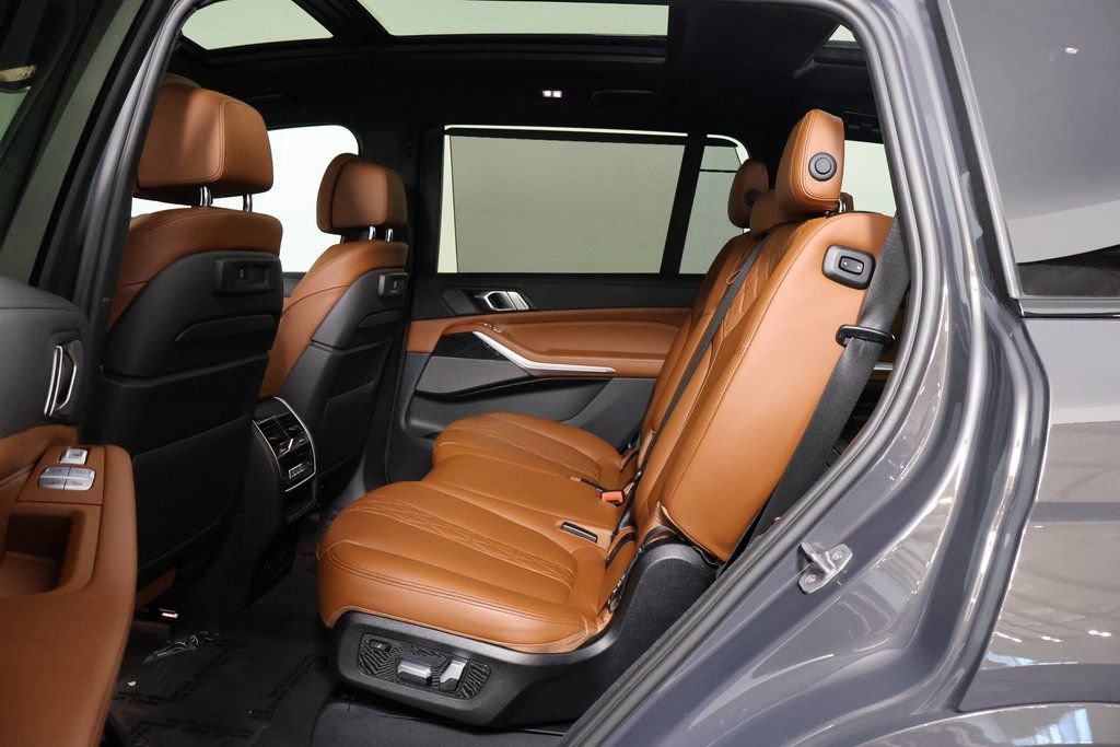 Used 2022 BMW X7 M50i image 11