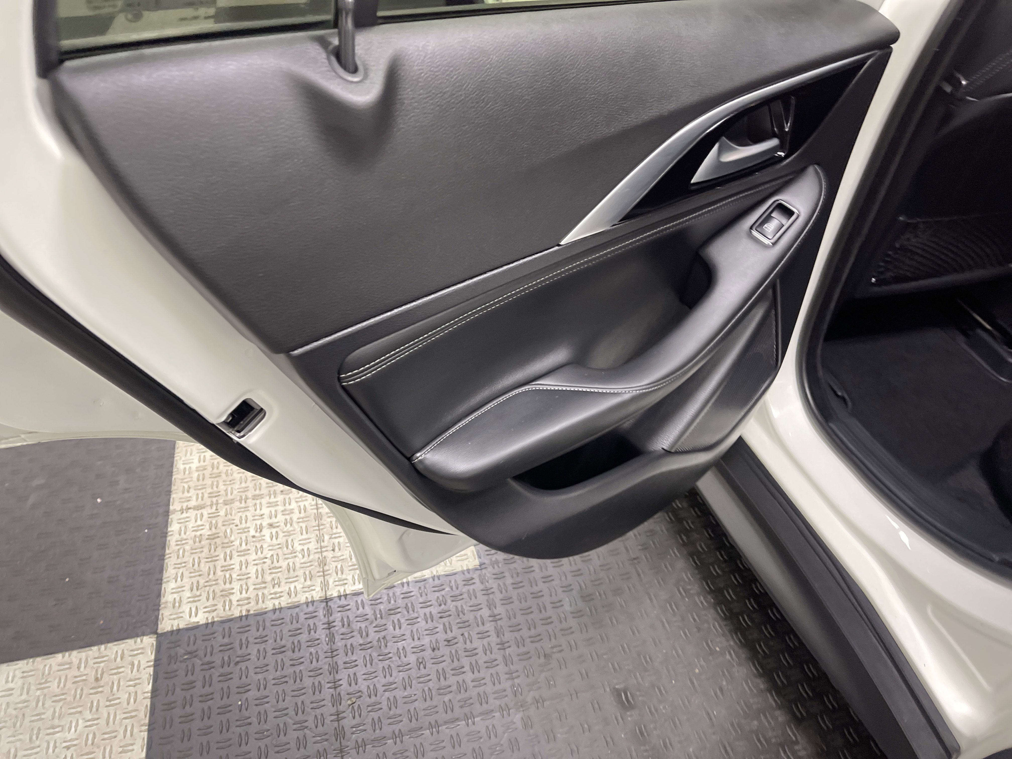 Used 2018 INFINITI QX30 Premium w/ Cargo Package image 15