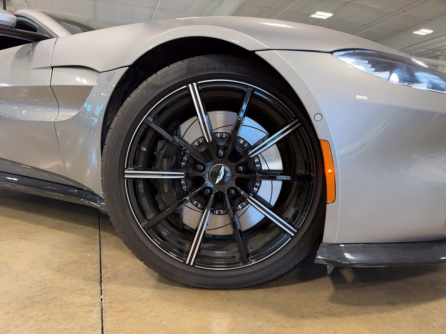 Used 2021 Aston Martin V8 Vantage Roadster RWD image 19